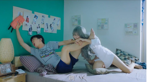 穷小伙获赠一个美女机器人,没事就爱抱腿狂啃!